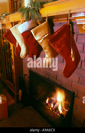 Weihnachtsstrümpfe über dem Kamin hängen Stockfotografie - Alamy