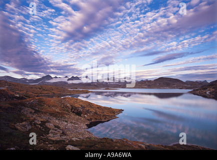 Am frühen Morgenhimmel mit Makrele Wolken über den Bergen und Seen Jotunheimen Nationalpark Norwegens Stockfoto