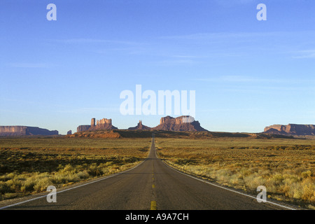 LEERE STRAßE ROUTE 163 MONUMENT VALLEY UTAH USA Stockfoto