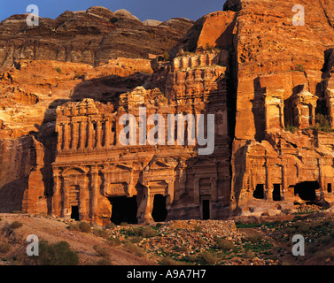 Warmen Abendlicht auf die königlichen Gräber geschnitzt in die Felswände des Petra Jordan Stockfoto