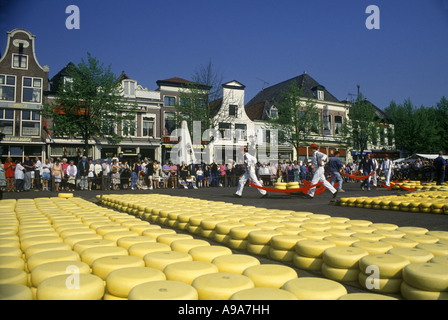 TRÄGER MIT TRÄGER FREITAG KÄSE MARKT ALKMAAR NIEDERLANDE Stockfoto