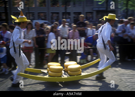 TRÄGER MIT TRÄGER FREITAG KÄSE MARKT ALKMAAR NIEDERLANDE Stockfoto