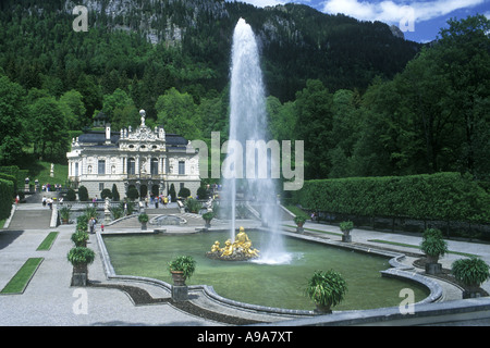 WATER JET BRUNNEN SCHLOSS LINDERHOF GRASWANGTAL VALLEY OBERAMMERGAU OBERBAYERN DEUTSCHLAND Stockfoto