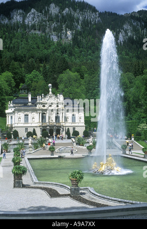 WATER JET BRUNNEN SCHLOSS LINDERHOF GRASWANGTAL VALLEY OBERAMMERGAU OBERBAYERN DEUTSCHLAND Stockfoto