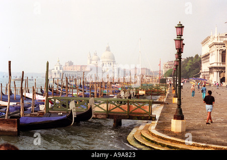 Gondeln neben s Dogenpalast Venedig Italien Stockfoto