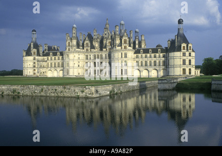 SCHLOSS CHAMBORD SPIEGELT SICH IN CLOSSON FLUSS GRABEN LOIR ET CHER FRANKREICH Stockfoto