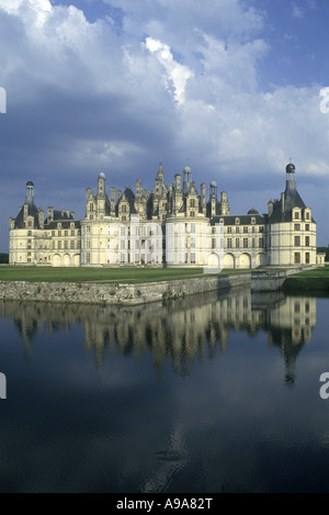 SCHLOSS CHAMBORD SPIEGELT SICH IN CLOSSON FLUSS GRABEN LOIR ET CHER FRANKREICH Stockfoto