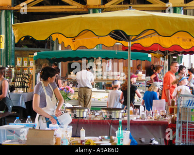 Borough Market, Market-Goers unter den Verkaufsständen am Lebensmittelmarkt im Borough Food Market, Southwark Street, Southwark, London, England, Großbritannien Stockfoto