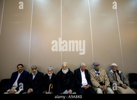 Muslimische ältesten in ein Ressourcenzentrum in Coventry warten auf konservative Parteichef David Cameron jj5d0530 Stockfoto