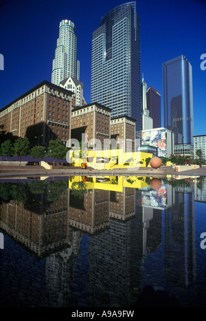 WOLKENKRATZER SPIEGELT SICH IM POOL PERSHING SQUARE DOWNTOWN LOS ANGELES KALIFORNIEN USA Stockfoto