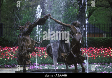 DREI TANZENDE MÄDCHEN (© WALTER SCHOTT 1947) UNTERMYER BRUNNEN WINTERGARTEN GARTEN CENTRAL PARK MANHATTAN NEW YORK CITY USA Stockfoto