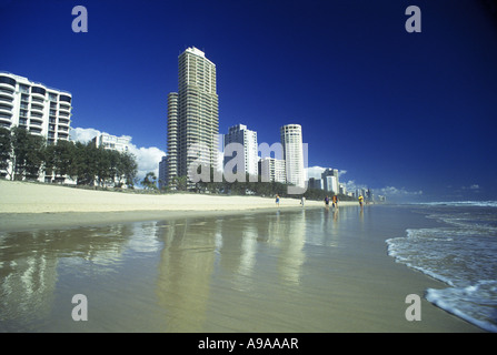 STRAND WASSER SURFERS PARADISE NORD-QUEENSLAND-AUSTRALIEN Stockfoto