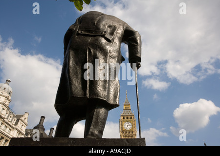 Eine Statue von Sir Winston Churchill im Parliament Square, mit Blick auf die Houses of Parliament in London, UK Stockfoto