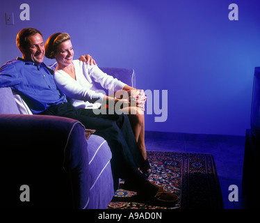 1998 HISTORISCHER KAUKASISCHER VATER UND KINDER, DIE AUF EINEM SOFA SITZEN UND CRT-FERNSEHEN SEHEN Stockfoto