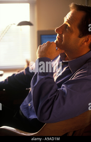 1998 HISTORISCHER MANN, DER VON ZU HAUSE AUS IM HOME OFFICE ARBEITET Stockfoto