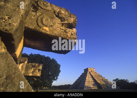 JAGUAR-PLATTFORM EL CASTILLO KUKULKAN PYRAMIDE CHICHEN ITZA MAYA RUINEN YUCATAN MEXIKO Stockfoto