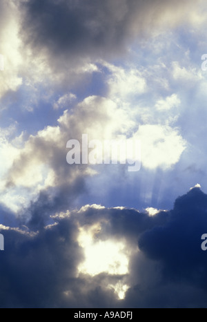 WOLKENGEBILDE DER SONNENSTRAHLEN DURCHBRECHEN GEWITTERWOLKE Stockfoto