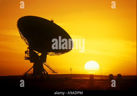 SINGLE SATELLITE DISH JANSKY VLART RADIO TELESKOP ARRAY EBENEN VON SAINT AUGUSTINE NEW MEXICO USA Stockfoto