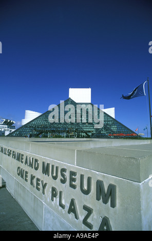 ROCK AND ROLL HALL OF FAME ORTSEINGANGSSCHILD (© I M PEI 1995) DOWNTOWN CLEVELAND OHIO USA Stockfoto