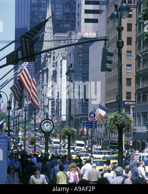 MENGE FIFTH AVENUE IN MANHATTAN NEW YORK CITY USA Stockfoto