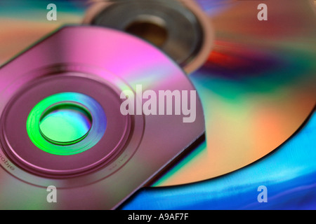 Mehrere Computer und Musik-CD-Datenträger mit Regenbogen Farbe Stockfoto