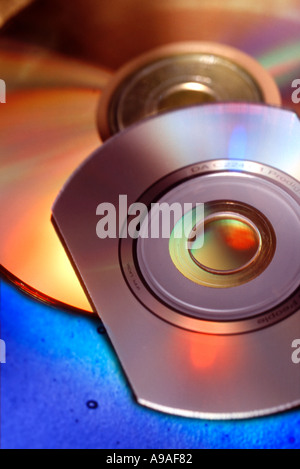 Mehrere Computer und Musik-CD-Datenträger mit Regenbogen Farbe Stockfoto