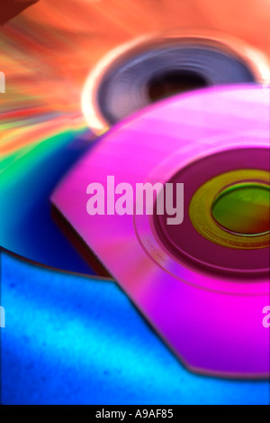Mehrere Computer und Musik-CD-Datenträger mit Regenbogen Farbe Stockfoto