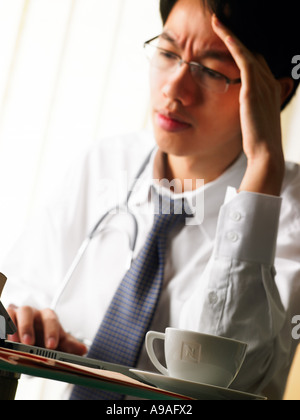 junge Sanitäter tief in Gedanken Stockfoto