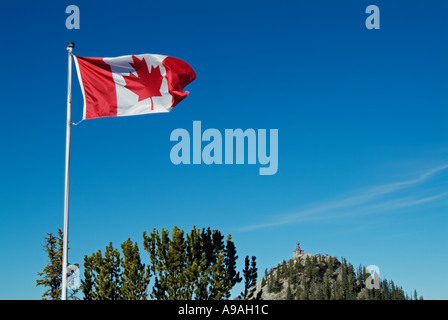 Kanadische Flagge auf den Sulphur Mountain mit Blick auf Banff Township und Cascade Mountain Banff Nationalpark Alberta Rockies Kanada Nor Stockfoto