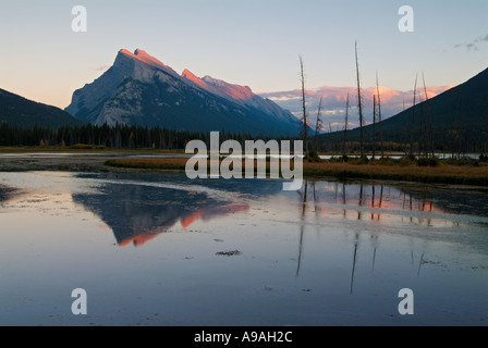 Mount Rundle erhebt sich über Banff Township von Vermillion Seen fahren Banff Nationalpark Kanada Nordamerika Alberta Stockfoto
