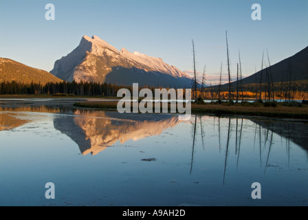 Mount Rundle erhebt sich über Banff Township von Vermillion Seen fahren Banff Nationalpark Kanada Nordamerika Alberta Stockfoto