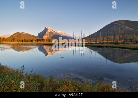 Mount Rundle erhebt sich über Banff Township von Vermillion Seen fahren Banff Nationalpark Kanada Nordamerika Alberta Stockfoto