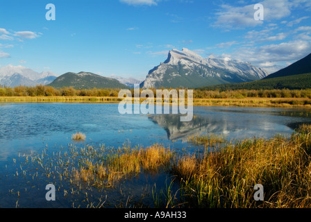 Mount Rundle erhebt sich über Banff Township von Vermillion Seen fahren Banff Nationalpark Kanada Nordamerika Alberta Stockfoto