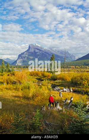 Mount Rundle erhebt sich über Banff Township von Vermillion Seen fahren Banff Nationalpark Kanada Nordamerika Alberta Stockfoto