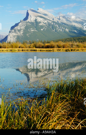 Mount Rundle erhebt sich über Banff Township von Vermillion Seen fahren Banff Nationalpark Kanada Nordamerika Alberta Stockfoto