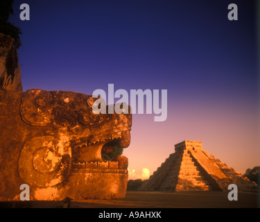 JAGUAR-PLATTFORM EL CASTILLO KUKULKAN PYRAMIDE CHICHEN ITZA MAYA RUINEN YUCATAN MEXIKO Stockfoto