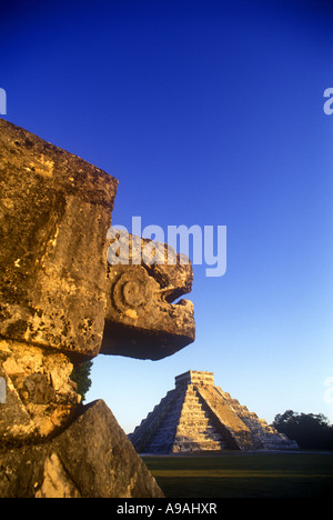 JAGUAR-PLATTFORM EL CASTILLO KUKULKAN PYRAMIDE CHICHEN ITZA MAYA RUINEN YUCATAN MEXIKO Stockfoto