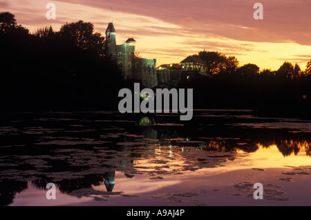BELVEDERE CASTLE TURTLE POND CENTRAL PARK MANHATTAN NEW YORK CITY USA Stockfoto