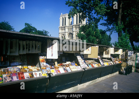 LES BOUQUINISTES DES QUAIS DE SEINE BUCH VERKÄUFER STÄNDE NOTRE DAME KATHEDRALE PARIS FRANKREICH Stockfoto