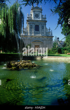 GARTENBRUNNEN KIRCHE SAINT VINCENT DE PAUL BLOIS LOIR ET CHER FRANKREICH Stockfoto