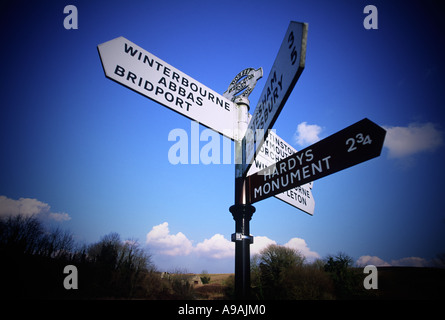 Steepleton Teich Kreuzung Straßenschild in Winterbourne Abbas Village in Dorset county England UK Stockfoto