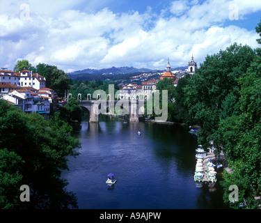 PONTE DE SAO GONCARLO BRÜCKE RIO TAMEGA AMARANTE COSTA VERDE PORTUGAL Stockfoto