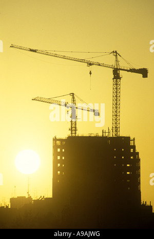 GROßE KRANE AUF STÄDTISCHEN GESCHÄFTSHAUS BAUSTELLE Stockfoto