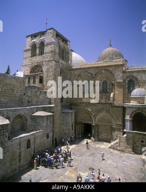 EINGANG INNENHOF DER KIRCHE DES HEILIGEN SEPULCHRE ALTSTADT JERUSALEM ISRAEL Stockfoto