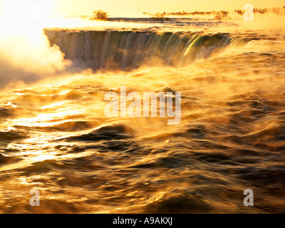 Sonnenaufgang am Niagara Falls auch bekannt als die kanadischen Wasserfälle und Horseshoe Falls im winter Stockfoto