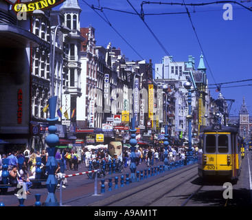 STRAßENSZENE STRAßENBAHN DAMRAK AMSTERDAM HOLLAND Stockfoto