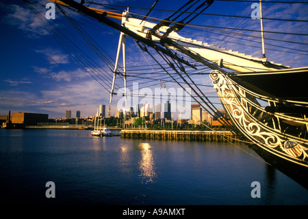 BUG DER USS CONSTITUTION OLD IRONSIDES SCHIFF CHARLESTOWN NAVY YARD BOSTON SKYLINE MASSACHUSETTS USA Stockfoto