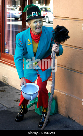 Ein Schauspieler verkleidet als ein Kobold arbeitet die Straßen von Sydney am St. Patricks Day. Stockfoto