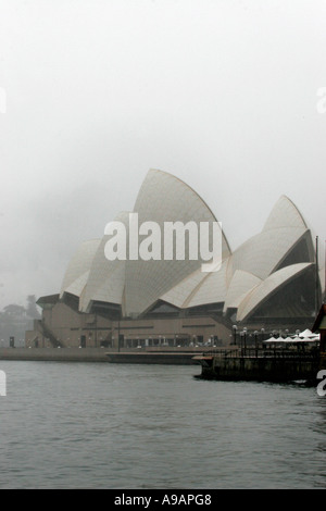 Sydney Opera House in düsteren und regnerischen Wetter Stockfoto