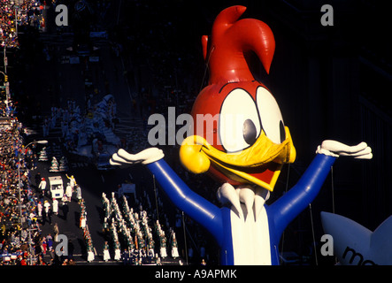 WOODY WOODPECKER BALLOON („UNIVERSAL STUDIOS“ 1940) MACY'S THANKSGIVING DAY PARADE BROADWAY MANHATTAN NEW YORK CITY USA Stockfoto